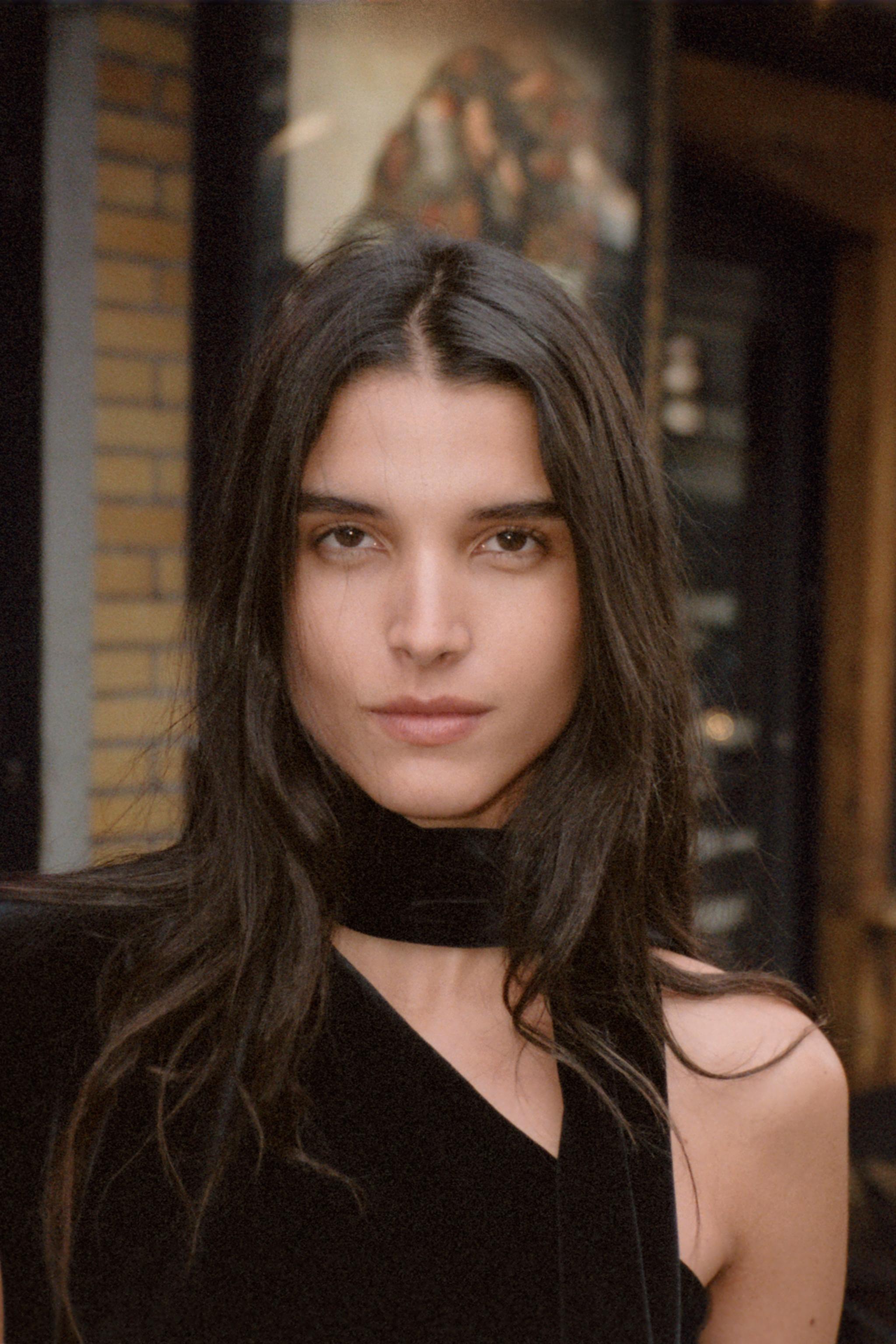 ROBE COURTE EN VELOURS AVEC FOULARD